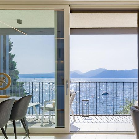 Salvatorehomes - Luxurious Dreamview Waterfront Apartment In Torri Del Benaco With Pool - Casa Azura - A 5 Star Luxury Collection At Lake Garda Buitenkant foto