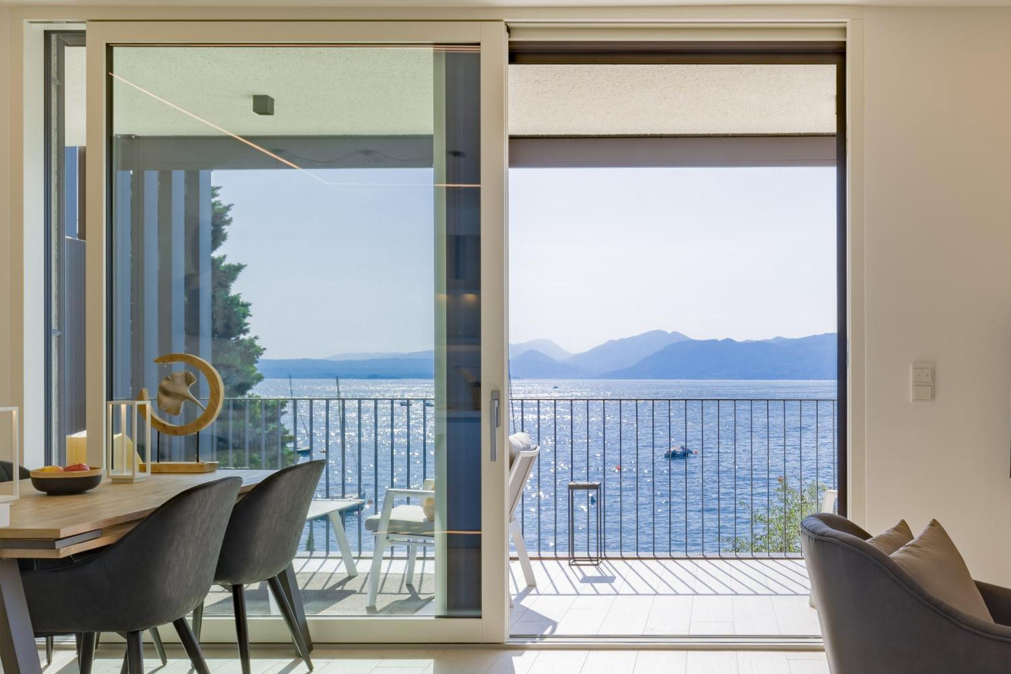 Salvatorehomes - Luxurious Dreamview Waterfront Apartment In Torri Del Benaco With Pool - Casa Azura - A 5 Star Luxury Collection At Lake Garda Buitenkant foto