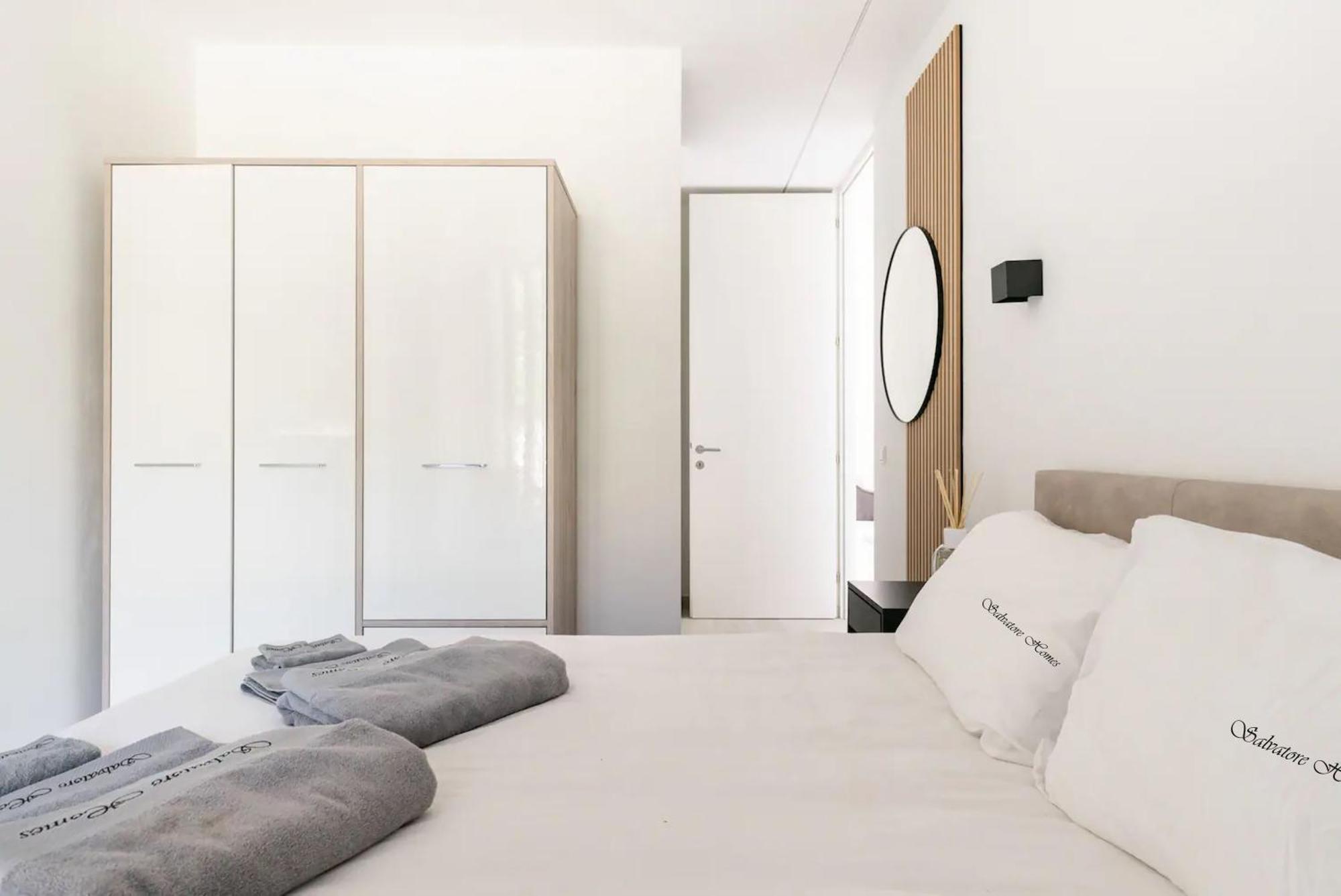 Salvatorehomes - Luxurious Dreamview Waterfront Apartment In Torri Del Benaco With Pool - Casa Azura - A 5 Star Luxury Collection At Lake Garda Buitenkant foto