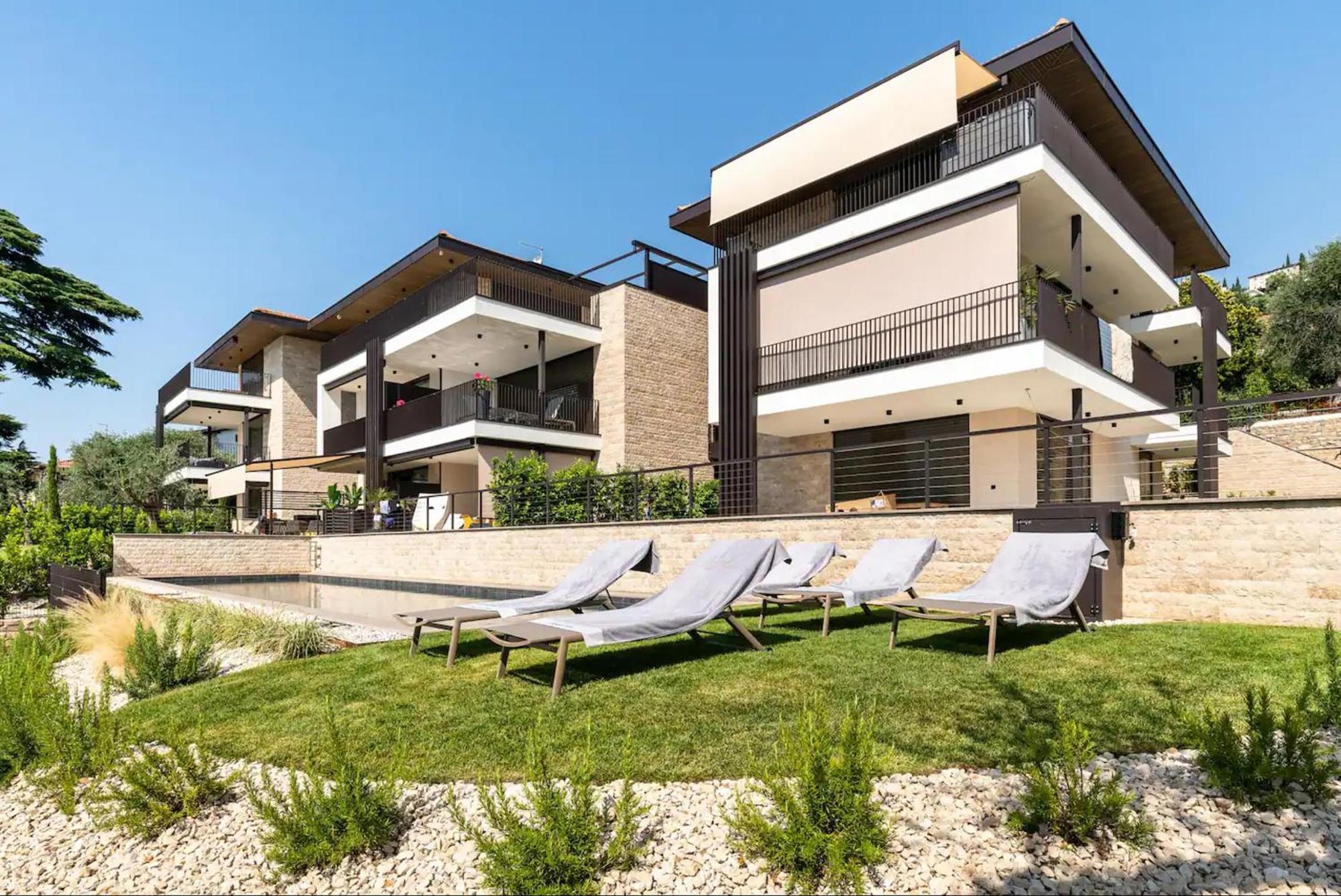 Salvatorehomes - Luxurious Dreamview Waterfront Apartment In Torri Del Benaco With Pool - Casa Azura - A 5 Star Luxury Collection At Lake Garda Buitenkant foto