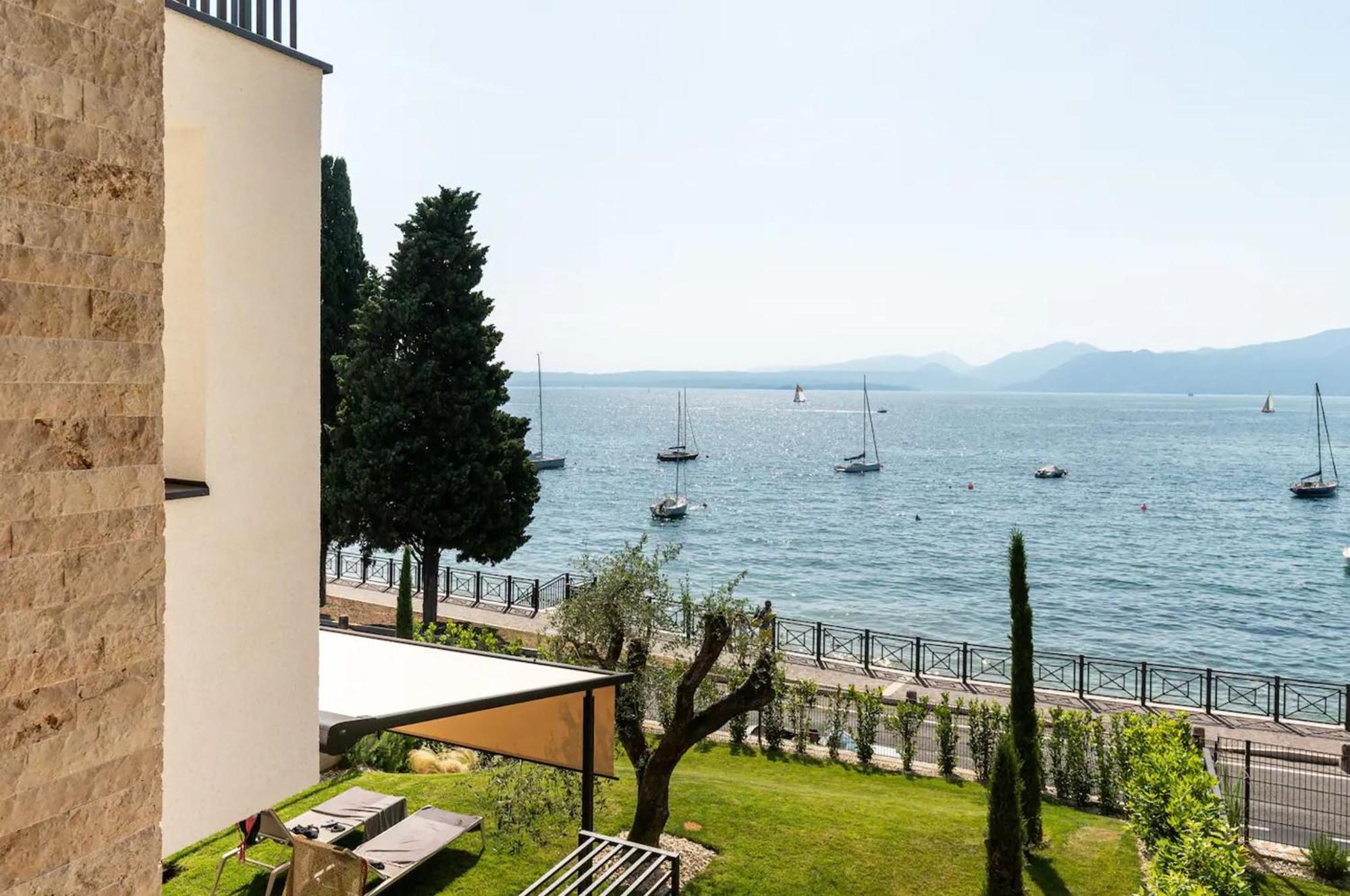 Salvatorehomes - Luxurious Dreamview Waterfront Apartment In Torri Del Benaco With Pool - Casa Azura - A 5 Star Luxury Collection At Lake Garda Buitenkant foto