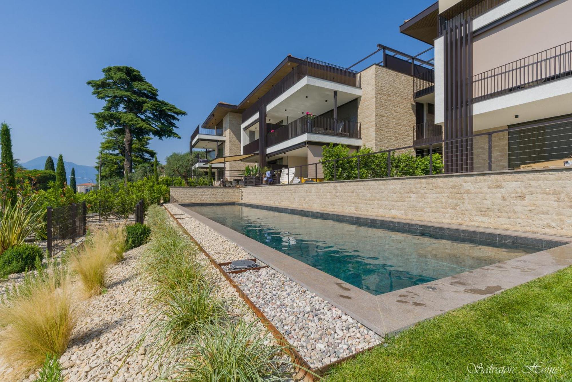 Salvatorehomes - Luxurious Dreamview Waterfront Apartment In Torri Del Benaco With Pool - Casa Azura - A 5 Star Luxury Collection At Lake Garda Buitenkant foto