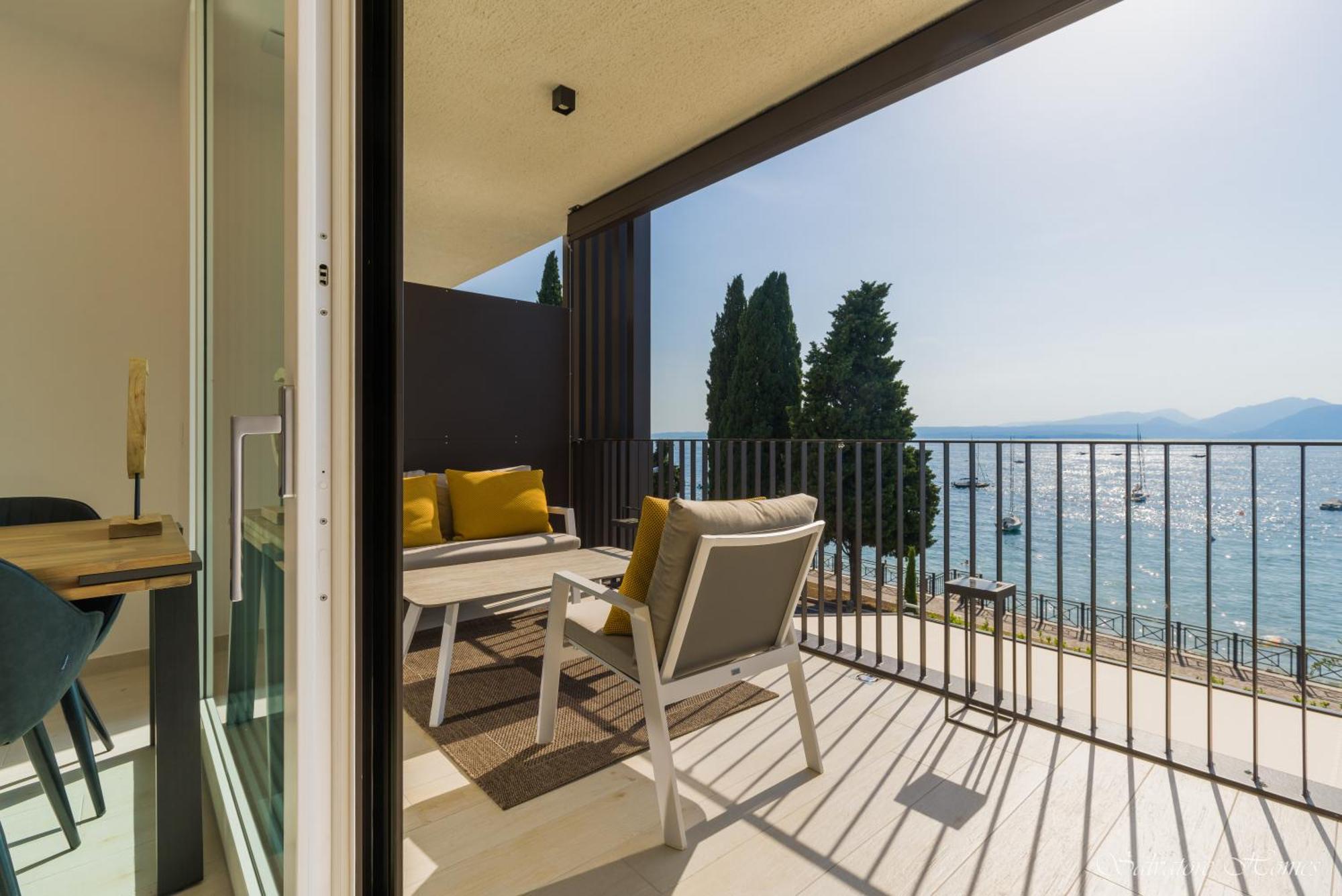 Salvatorehomes - Luxurious Dreamview Waterfront Apartment In Torri Del Benaco With Pool - Casa Azura - A 5 Star Luxury Collection At Lake Garda Buitenkant foto