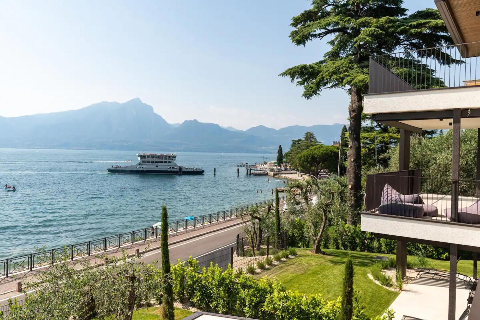 Salvatorehomes - Luxurious Dreamview Waterfront Apartment In Torri Del Benaco With Pool - Casa Azura - A 5 Star Luxury Collection At Lake Garda Buitenkant foto