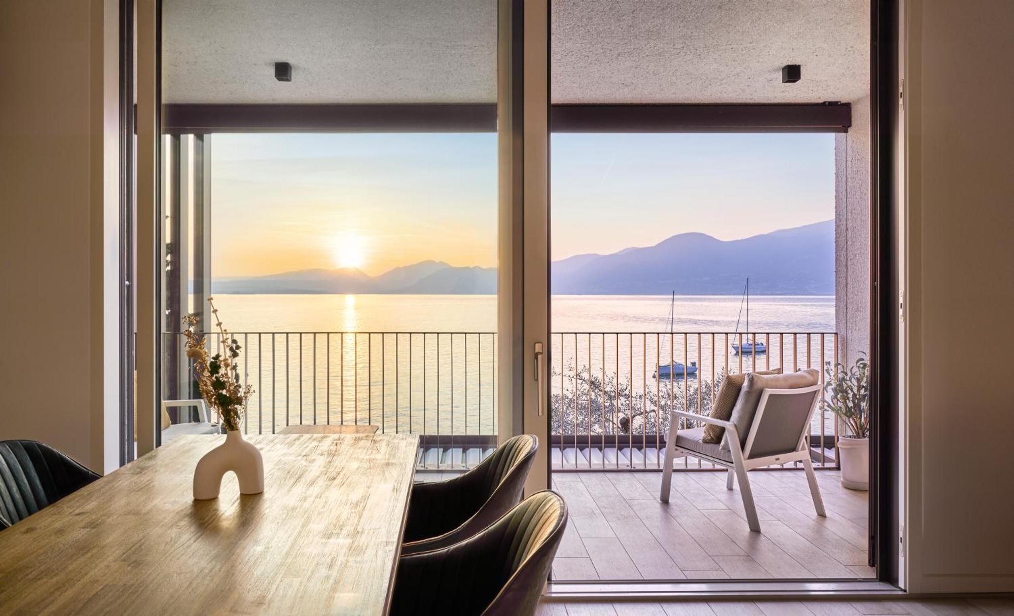 Salvatorehomes - Luxurious Dreamview Waterfront Apartment In Torri Del Benaco With Pool - Casa Azura - A 5 Star Luxury Collection At Lake Garda Buitenkant foto