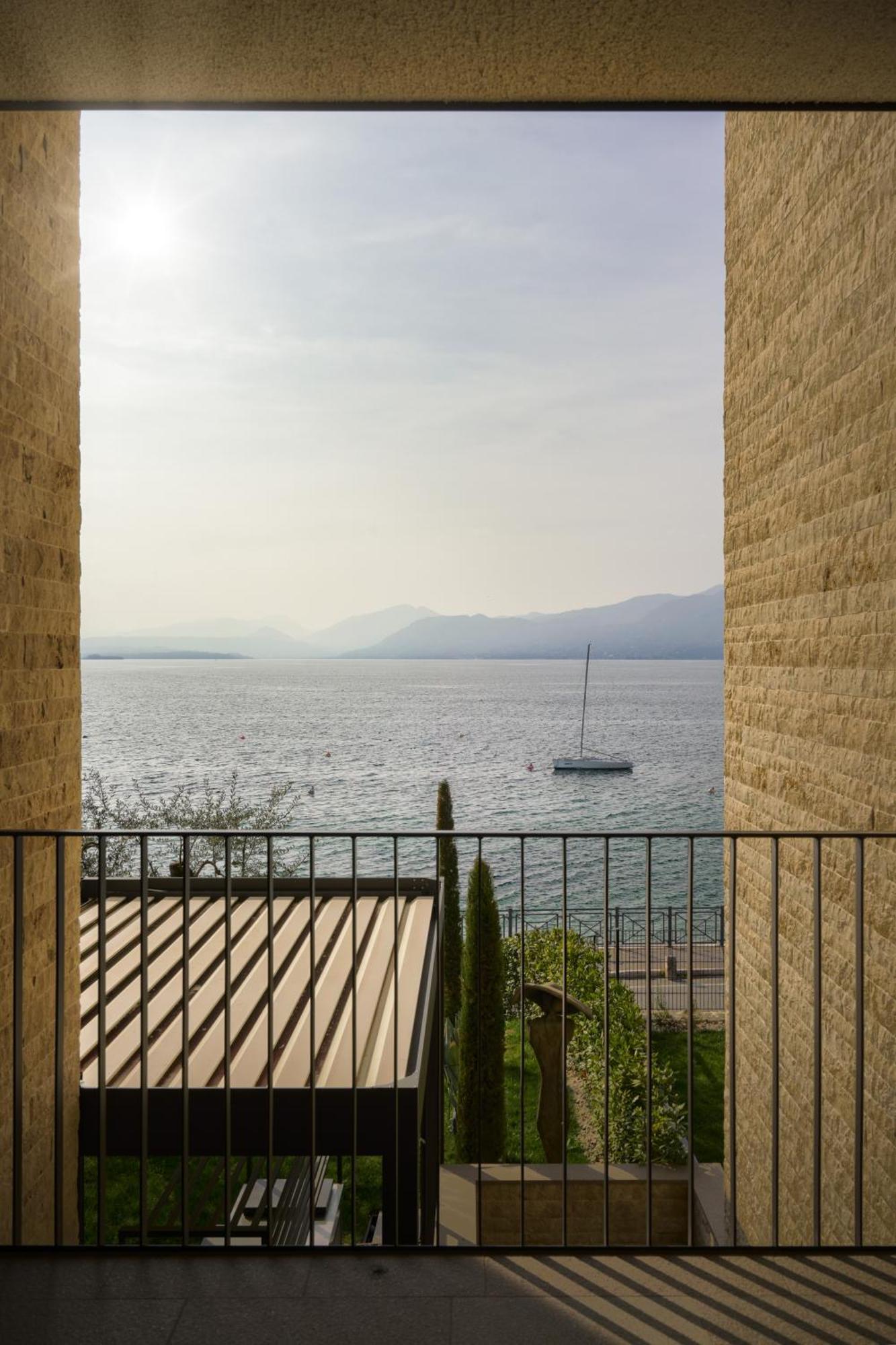 Salvatorehomes - Luxurious Dreamview Waterfront Apartment In Torri Del Benaco With Pool - Casa Azura - A 5 Star Luxury Collection At Lake Garda Buitenkant foto