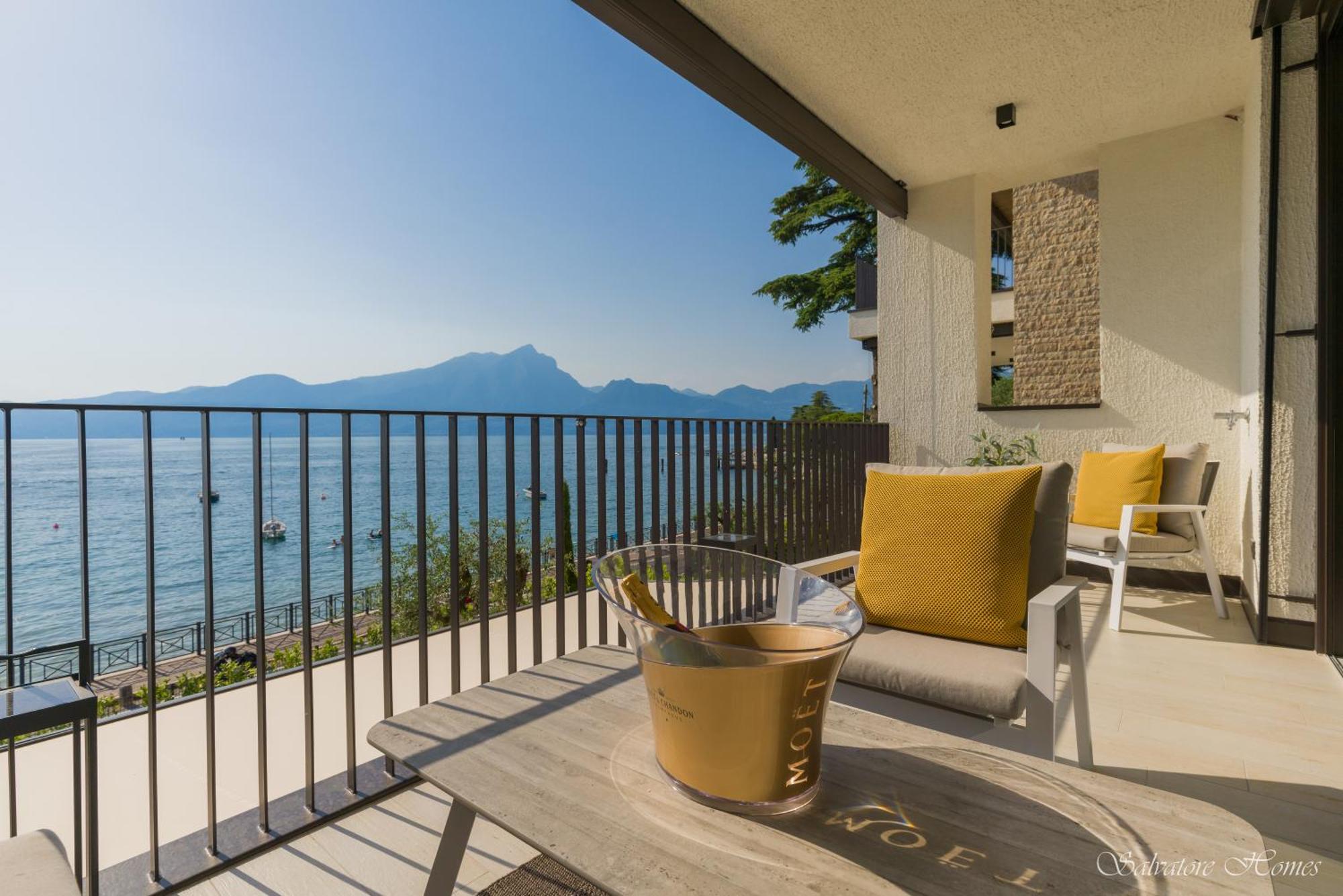 Salvatorehomes - Luxurious Dreamview Waterfront Apartment In Torri Del Benaco With Pool - Casa Azura - A 5 Star Luxury Collection At Lake Garda Buitenkant foto