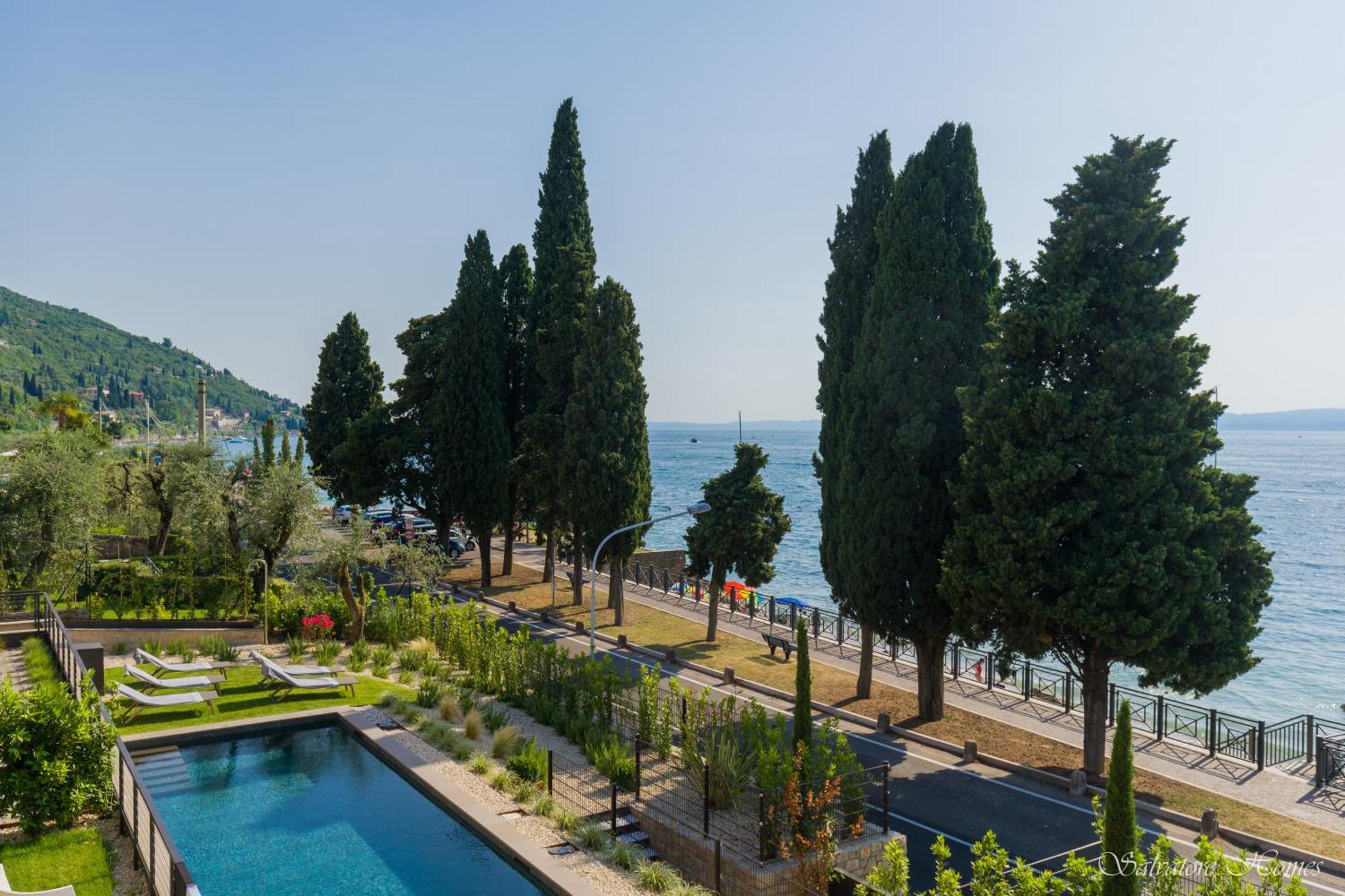Salvatorehomes - Luxurious Dreamview Waterfront Apartment In Torri Del Benaco With Pool - Casa Azura - A 5 Star Luxury Collection At Lake Garda Buitenkant foto