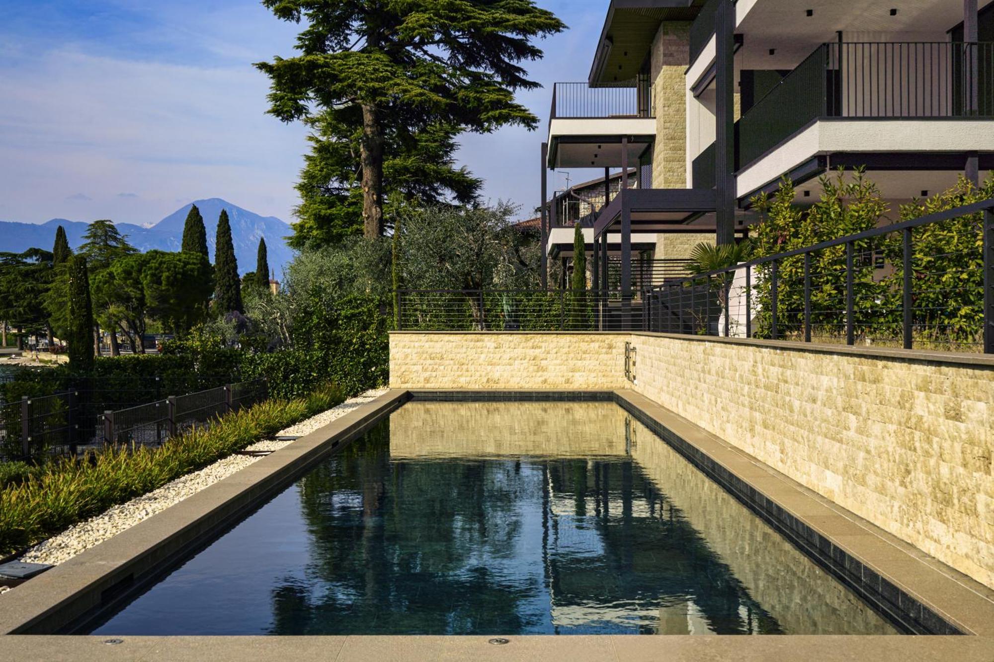 Salvatorehomes - Luxurious Dreamview Waterfront Apartment In Torri Del Benaco With Pool - Casa Azura - A 5 Star Luxury Collection At Lake Garda Buitenkant foto