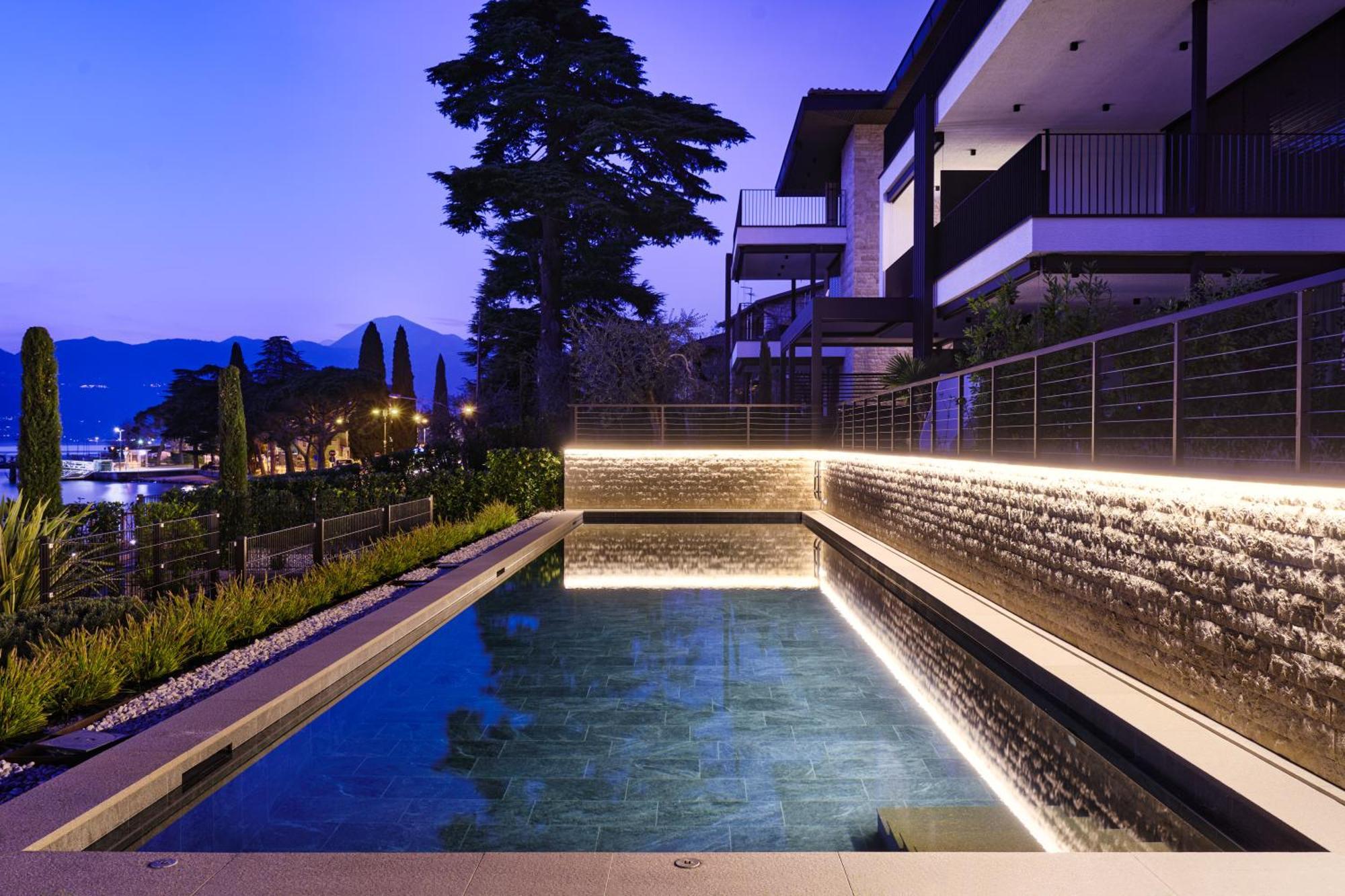 Salvatorehomes - Luxurious Dreamview Waterfront Apartment In Torri Del Benaco With Pool - Casa Azura - A 5 Star Luxury Collection At Lake Garda Buitenkant foto