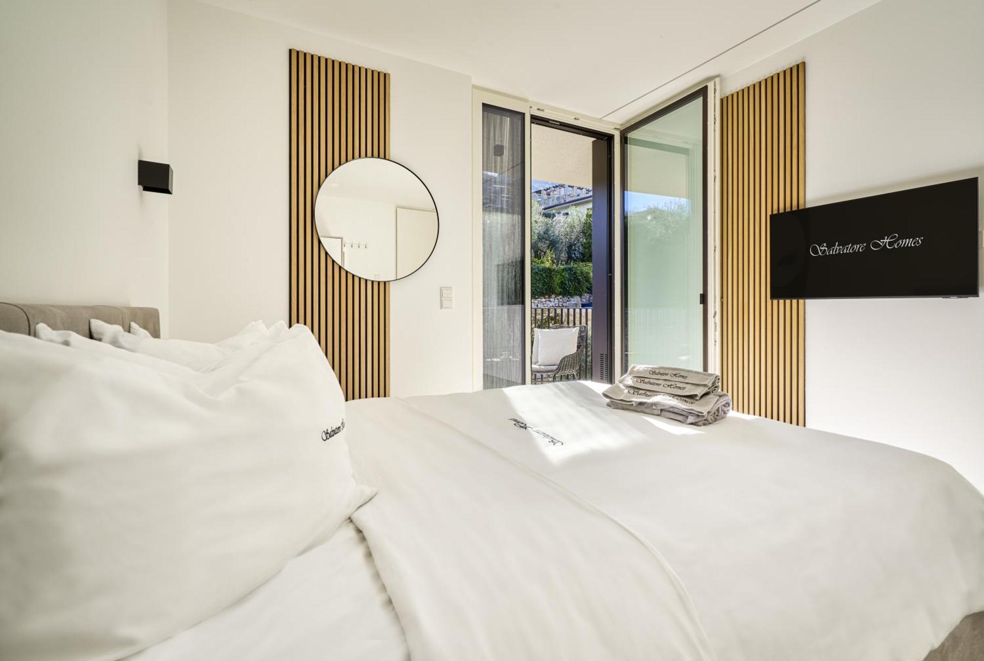 Salvatorehomes - Luxurious Dreamview Waterfront Apartment In Torri Del Benaco With Pool - Casa Azura - A 5 Star Luxury Collection At Lake Garda Buitenkant foto