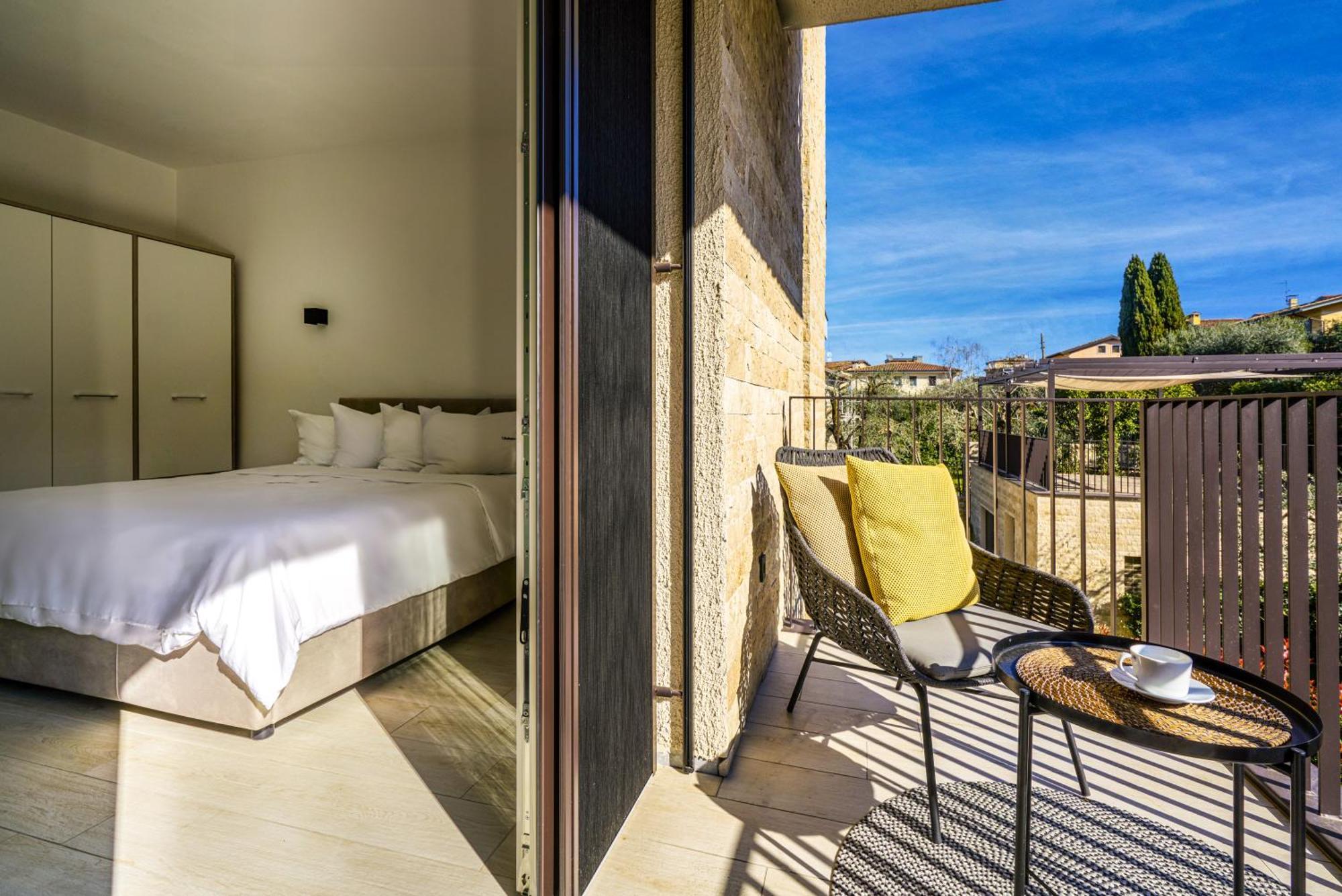 Salvatorehomes - Luxurious Dreamview Waterfront Apartment In Torri Del Benaco With Pool - Casa Azura - A 5 Star Luxury Collection At Lake Garda Buitenkant foto