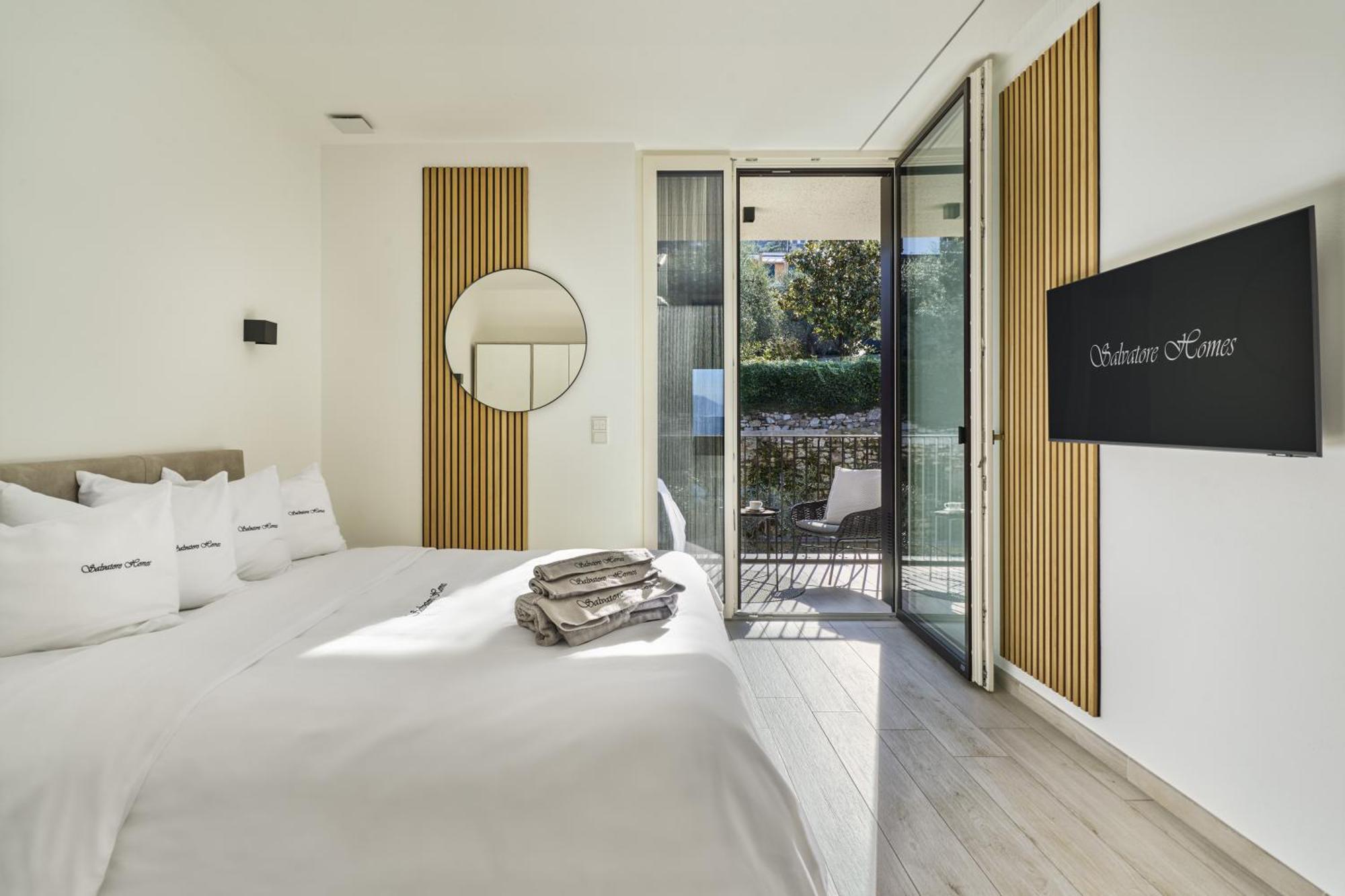 Salvatorehomes - Luxurious Dreamview Waterfront Apartment In Torri Del Benaco With Pool - Casa Azura - A 5 Star Luxury Collection At Lake Garda Buitenkant foto