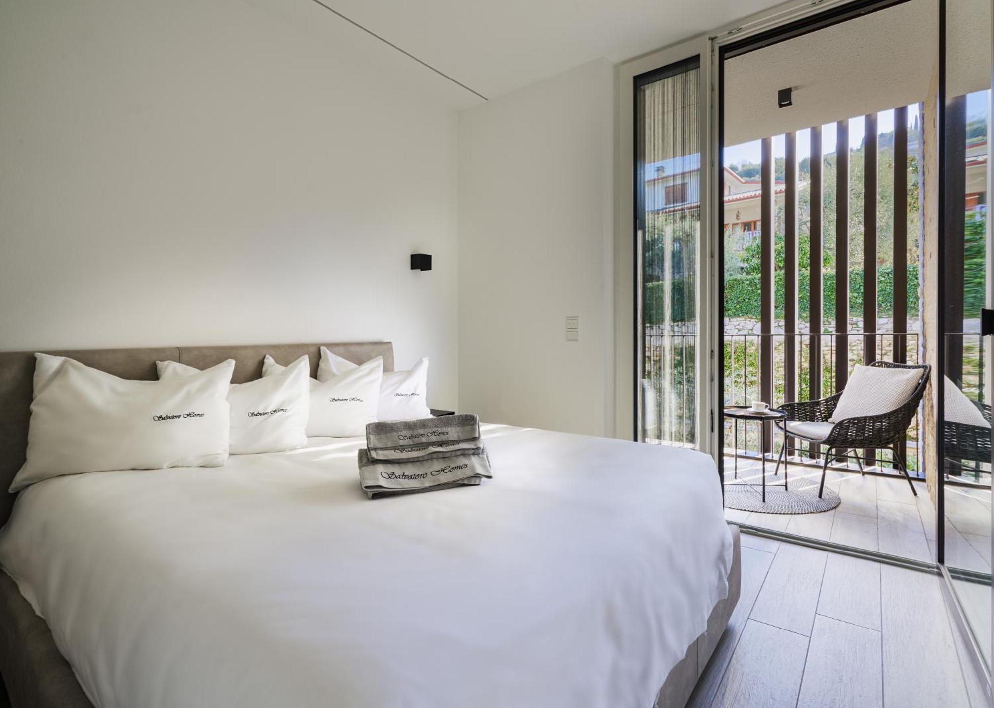 Salvatorehomes - Luxurious Dreamview Waterfront Apartment In Torri Del Benaco With Pool - Casa Azura - A 5 Star Luxury Collection At Lake Garda Buitenkant foto