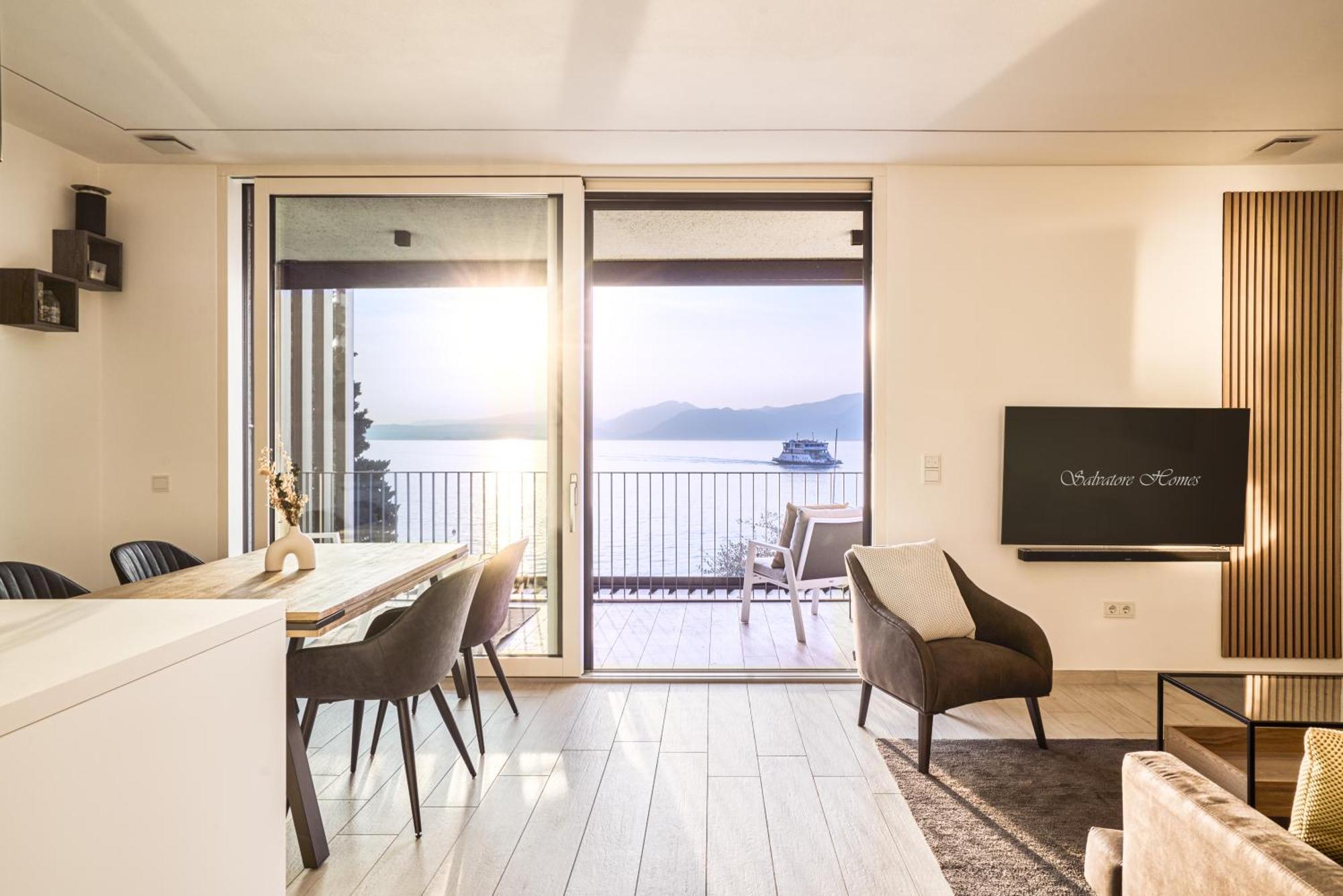 Salvatorehomes - Luxurious Dreamview Waterfront Apartment In Torri Del Benaco With Pool - Casa Azura - A 5 Star Luxury Collection At Lake Garda Buitenkant foto