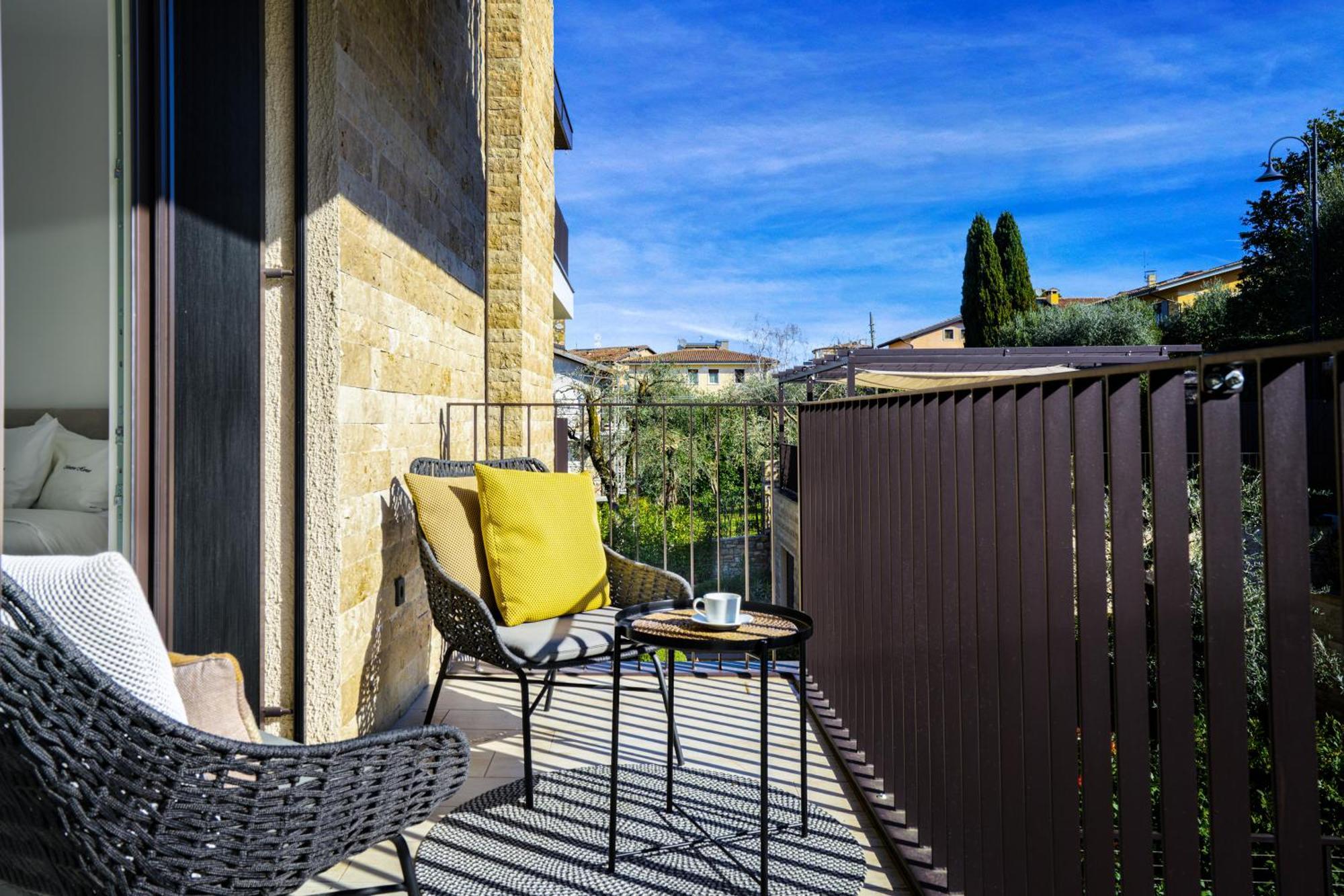 Salvatorehomes - Luxurious Dreamview Waterfront Apartment In Torri Del Benaco With Pool - Casa Azura - A 5 Star Luxury Collection At Lake Garda Buitenkant foto