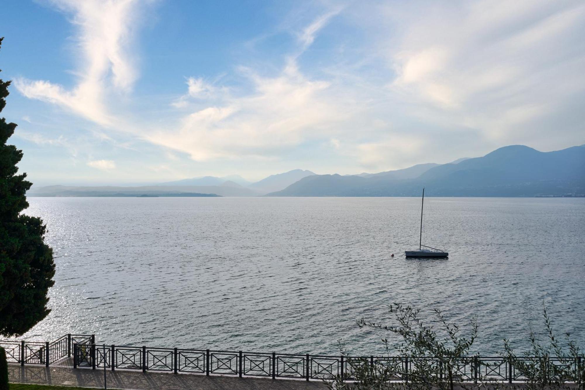 Salvatorehomes - Luxurious Dreamview Waterfront Apartment In Torri Del Benaco With Pool - Casa Azura - A 5 Star Luxury Collection At Lake Garda Buitenkant foto