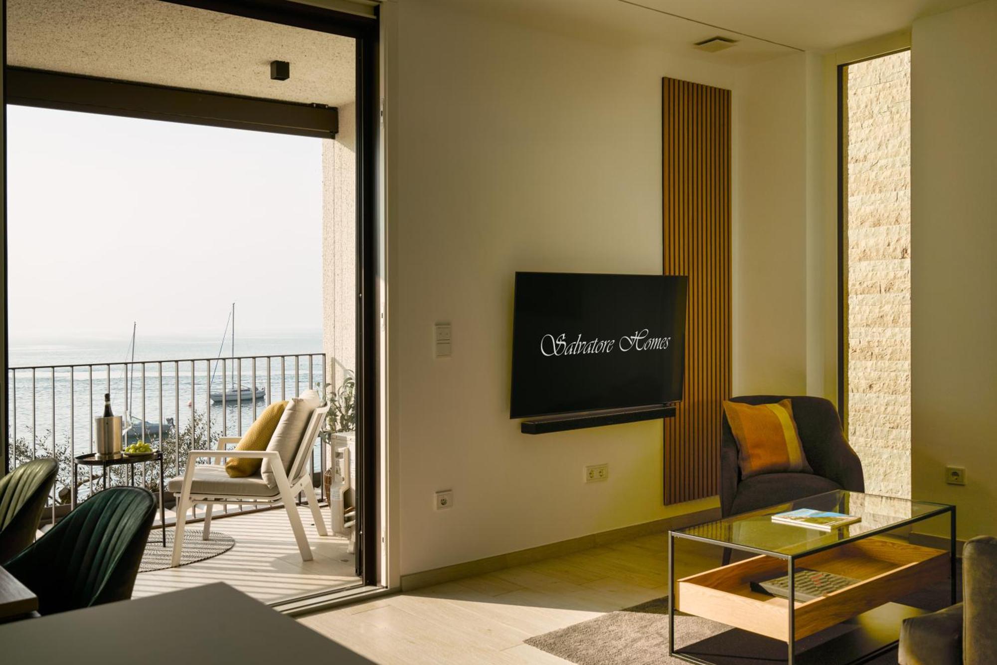 Salvatorehomes - Luxurious Dreamview Waterfront Apartment In Torri Del Benaco With Pool - Casa Azura - A 5 Star Luxury Collection At Lake Garda Buitenkant foto