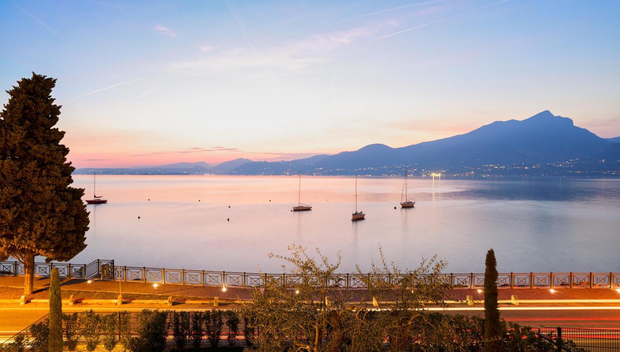Salvatorehomes - Luxurious Dreamview Waterfront Apartment In Torri Del Benaco With Pool - Casa Azura - A 5 Star Luxury Collection At Lake Garda Buitenkant foto