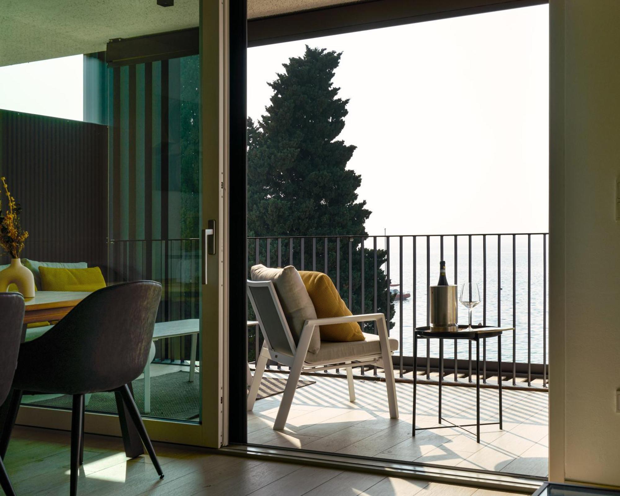 Salvatorehomes - Luxurious Dreamview Waterfront Apartment In Torri Del Benaco With Pool - Casa Azura - A 5 Star Luxury Collection At Lake Garda Buitenkant foto