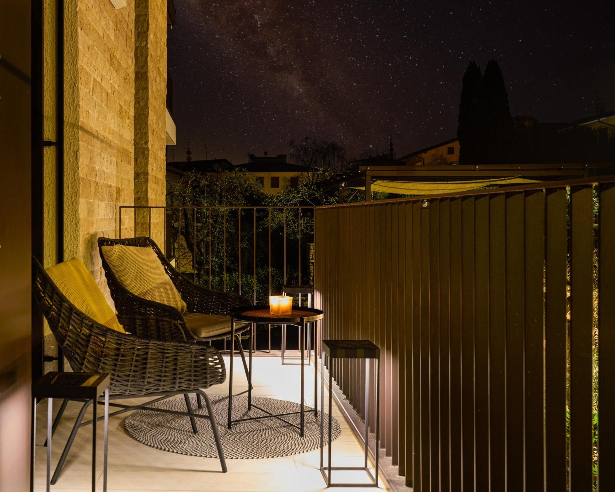 Salvatorehomes - Luxurious Dreamview Waterfront Apartment In Torri Del Benaco With Pool - Casa Azura - A 5 Star Luxury Collection At Lake Garda Buitenkant foto