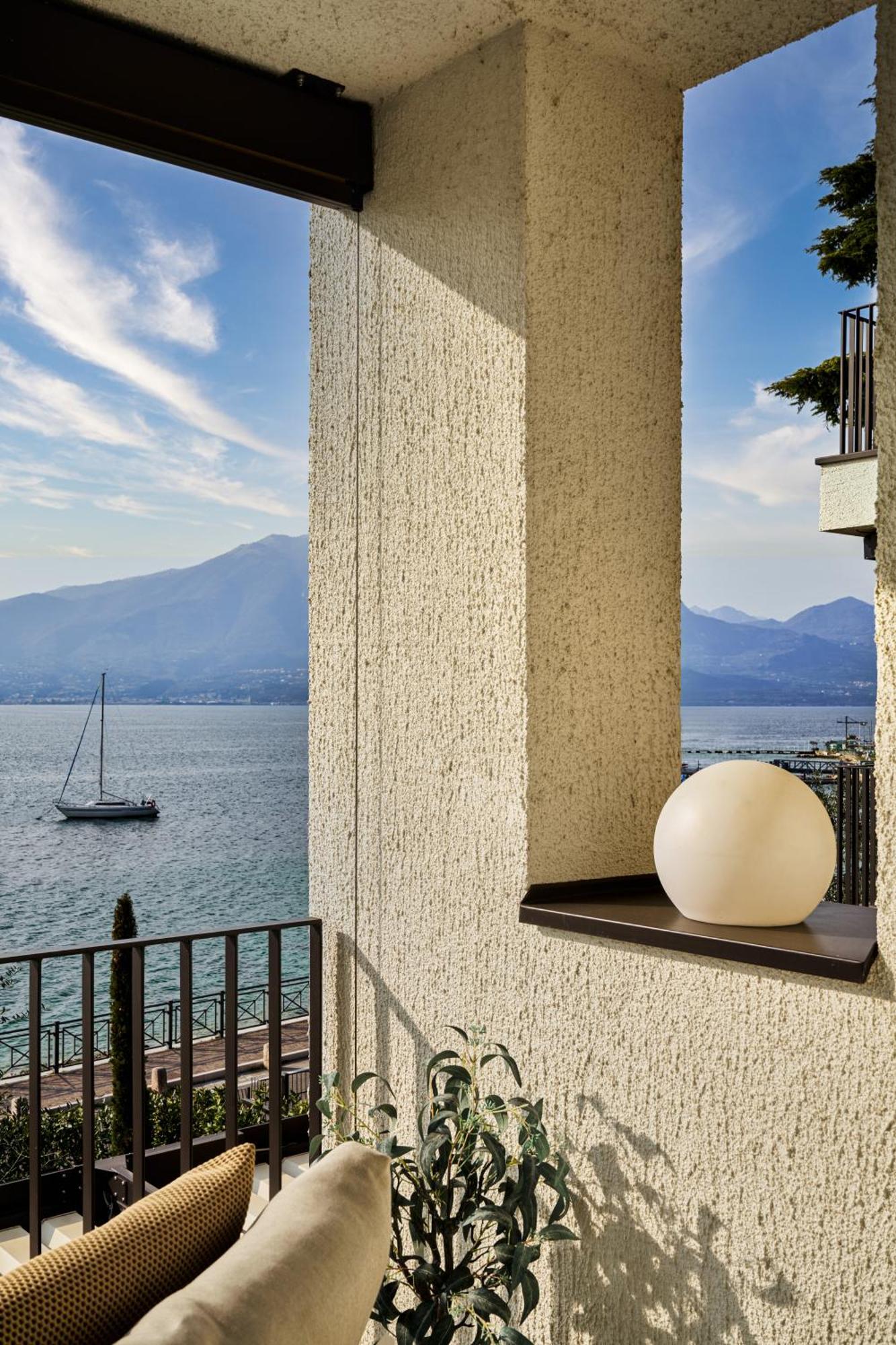 Salvatorehomes - Luxurious Dreamview Waterfront Apartment In Torri Del Benaco With Pool - Casa Azura - A 5 Star Luxury Collection At Lake Garda Buitenkant foto