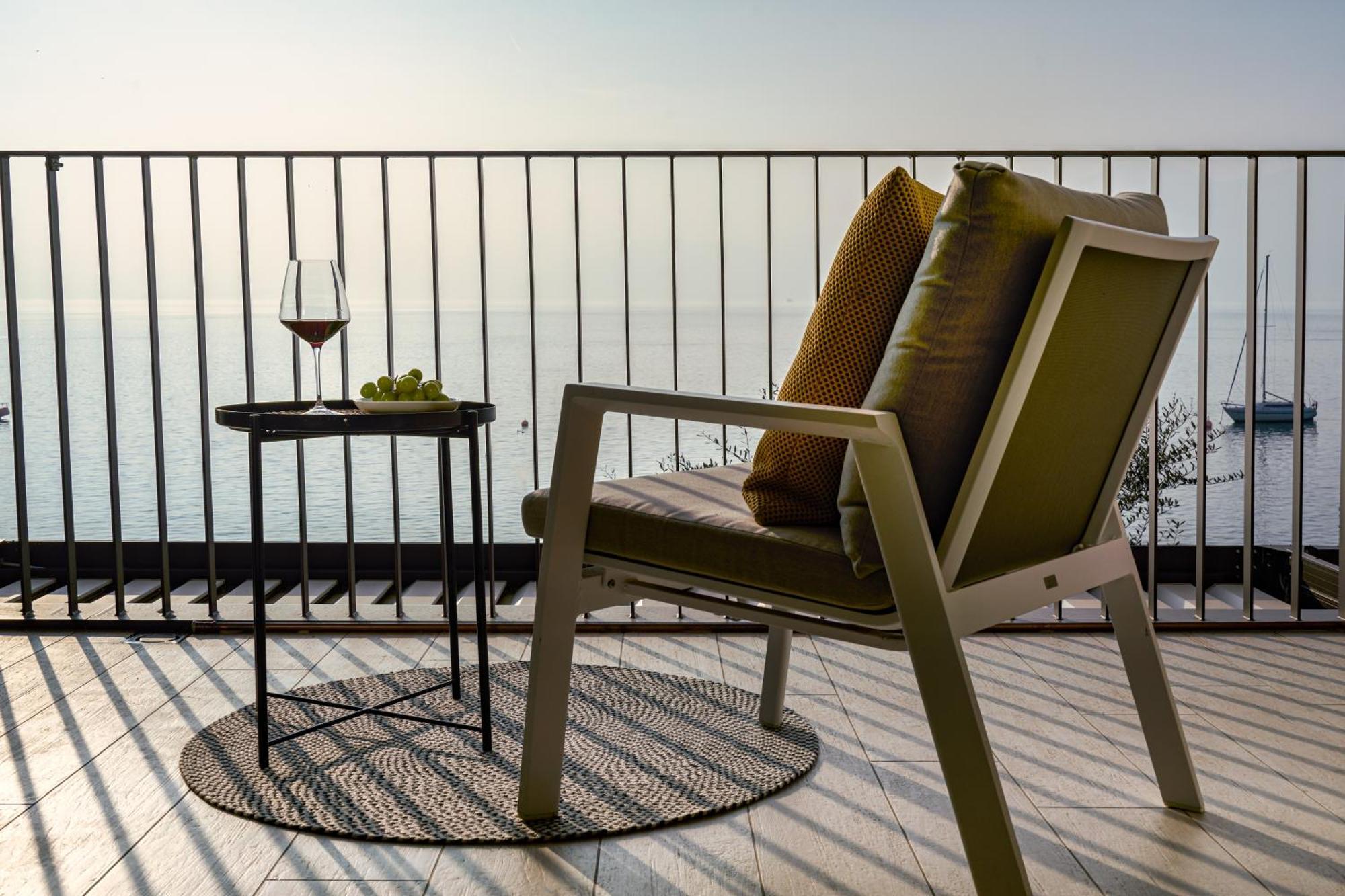 Salvatorehomes - Luxurious Dreamview Waterfront Apartment In Torri Del Benaco With Pool - Casa Azura - A 5 Star Luxury Collection At Lake Garda Buitenkant foto